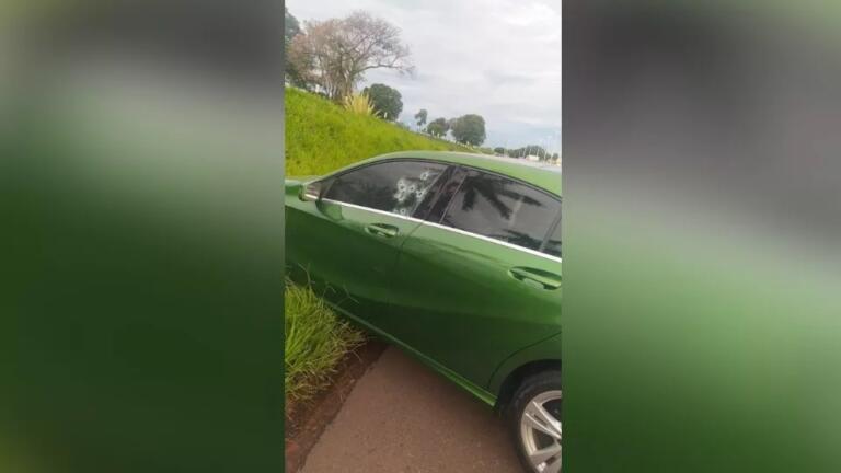 Jovem de 21 anos é morto e esposa de 23 fica ferida após serem baleados; carro em que eles recebeu 15 tiros
