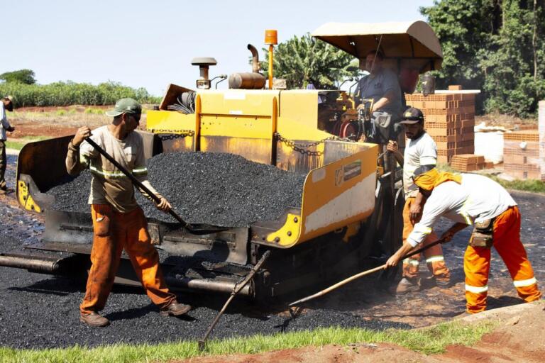 Avança o asfaltamento no Loteamento Schug em Mercedes