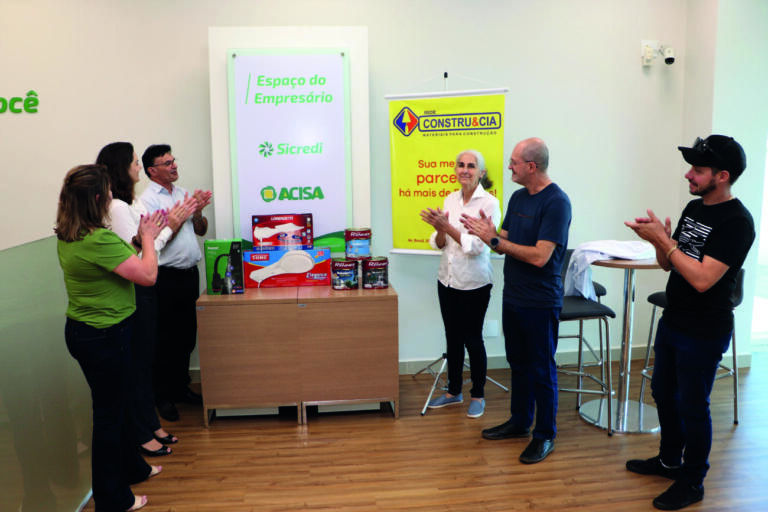 Sicredi e Acisa inauguram Espaço do Empresário