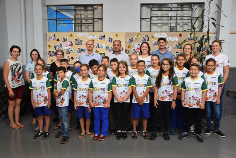 Escola de Quatro Pontes recebe material de apoio do Cooperjovem