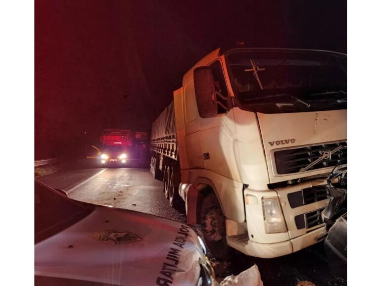 Policial militar e estudante morrem depois de carro ser prensado entre dois caminhões na BR-376, em Ponta Grossa
