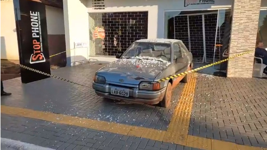 Bandidos utilizam carro para invadir e furtar loja de celulares em Nova Santa Rosa