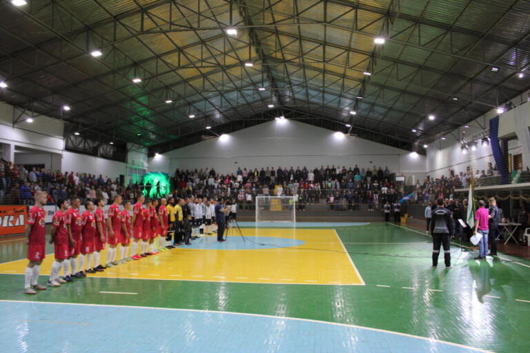 Troféu Difusora de Futsal começa com dois jogos e ginásio lotado em Entre Rios do Oeste