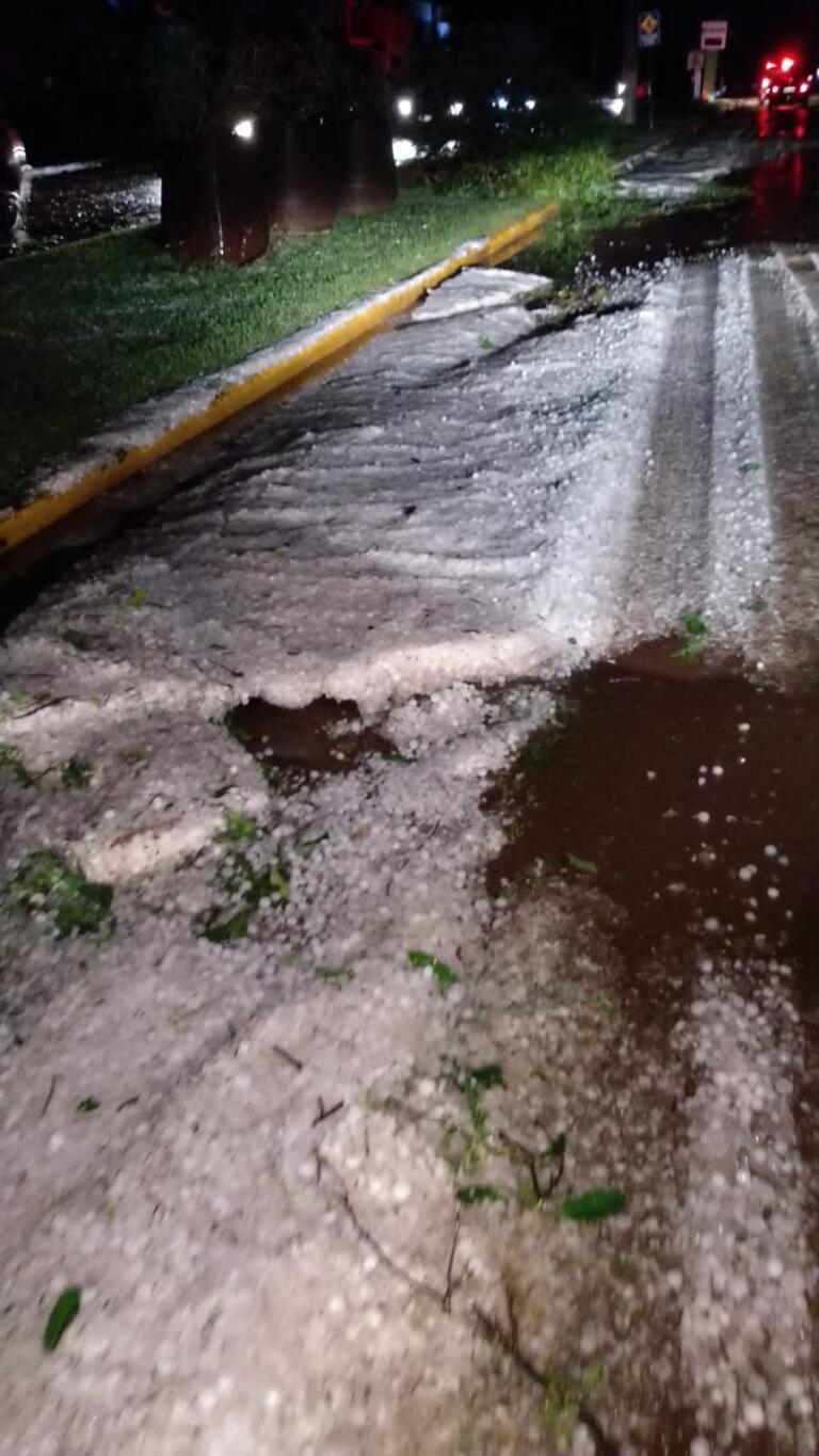 Chuva de granizo causa estragos na região Oeste; alerta de risco da Defesa Civil segue vigente