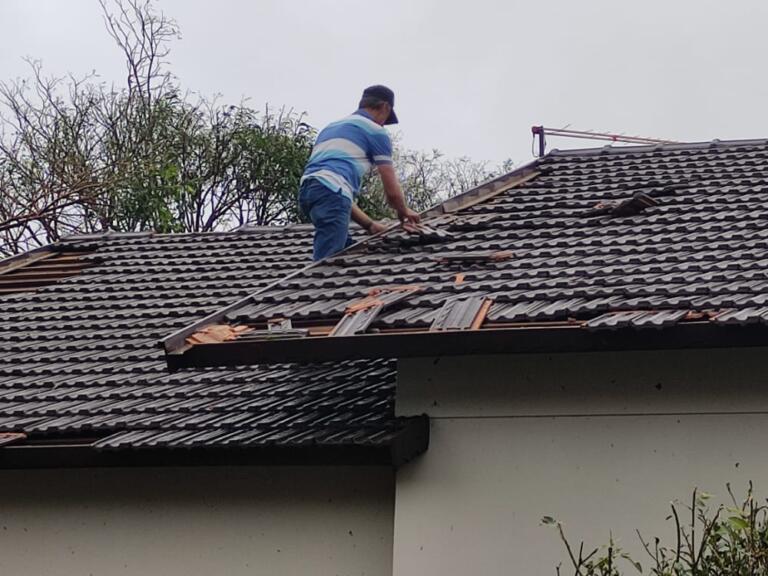 Temporais deixam mais de 1,2 mil casas destelhadas no Paraná