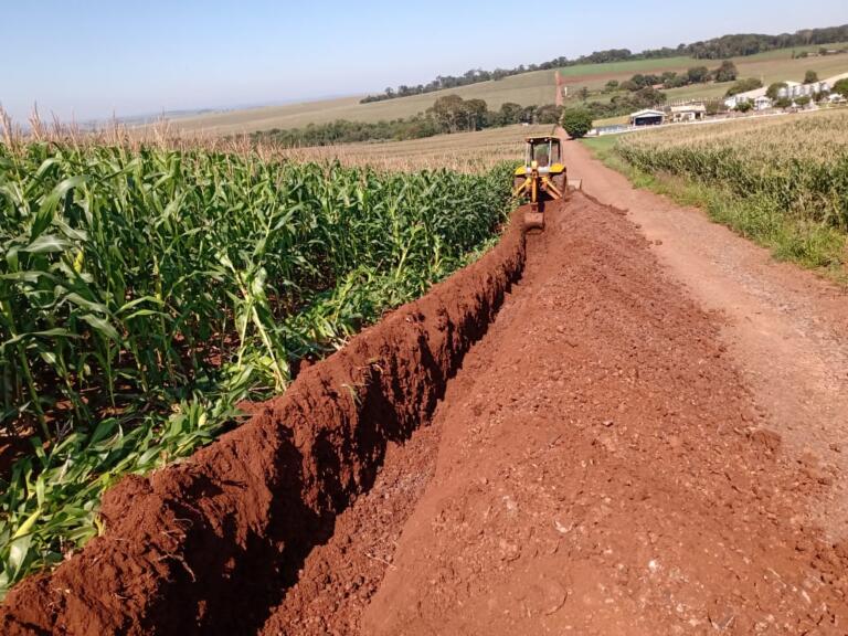 Perfuração de valeta para obra da prefeitura deixa agricultor rondonense indignado; diretor do Saae se pronuncia sobre o caso
