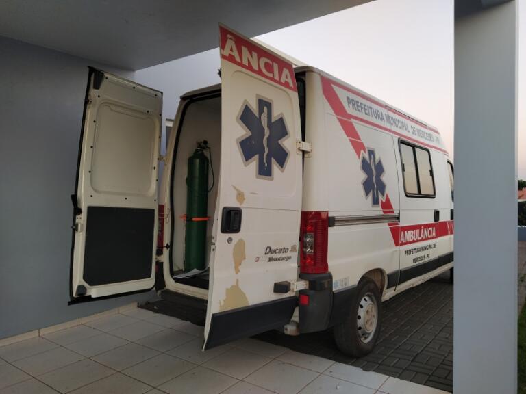 Motociclista fica ferido ao colidir com vaca no interior de Mercedes