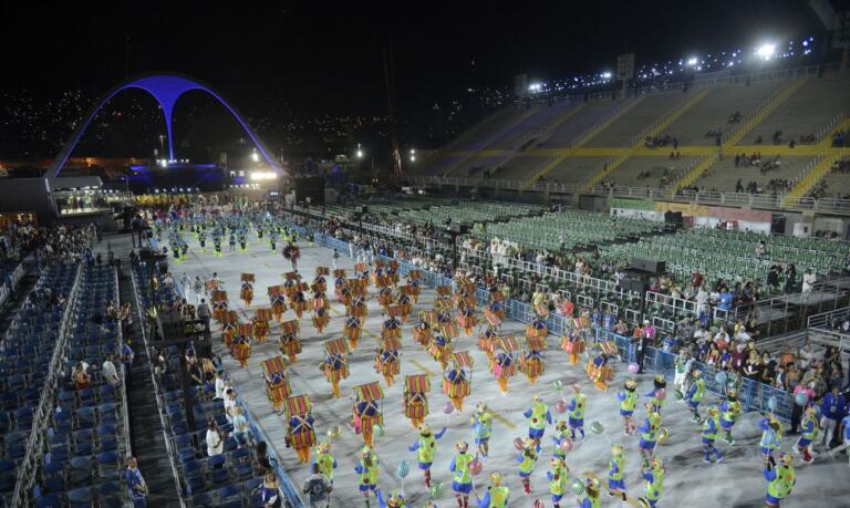 Desfile no Rio: Carnaval renasce no Sambódromo após dois anos de pandemia