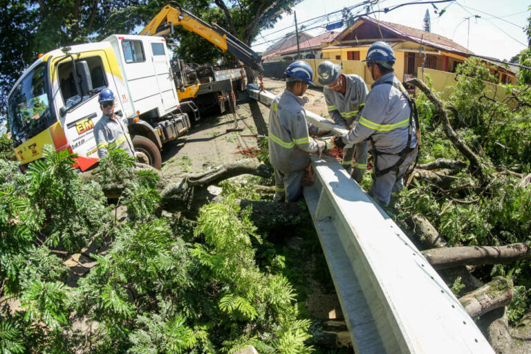 Em Maringá, temporal deixa 14 mil unidades consumidoras sem luz