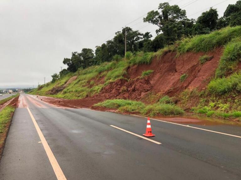 Deslizamento de terra interdita BR-163 próximo a Quatro Pontes