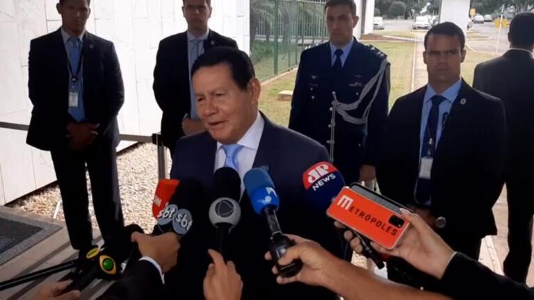 Mourão ri da possibilidade de investigar militares por tortura na ditadura: ‘Vai trazer os caras do túmulo de volta?’
