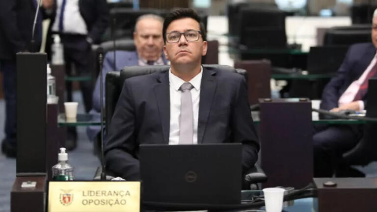 Oposição vai à Justiça contra Lei que proíbe passaporte da vacina no Paraná