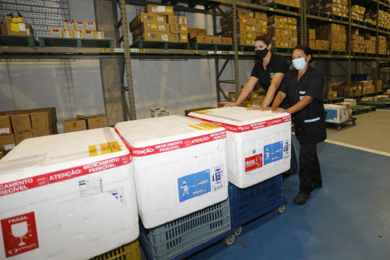 Mais de 289 mil vacinas contra a Covid-19 e Influenza são distribuídas às Regionais de Saúde