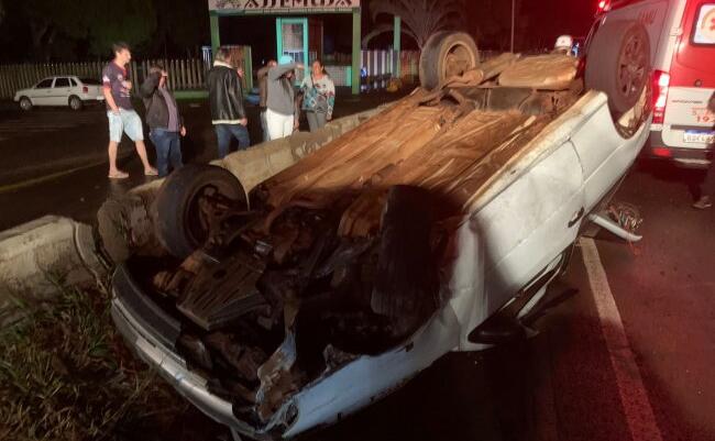 Carro capota em frente ao balneário de Santa Helena e ocupantes abandonam veículo