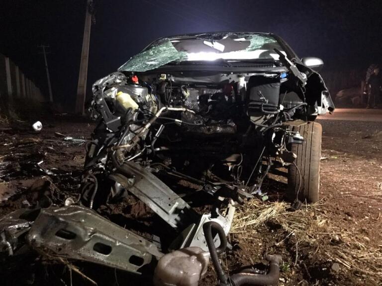 Mulher colide Siena contra poste no interior de Nova Santa Rosa; motor foi arrancado e frente ficou destruída