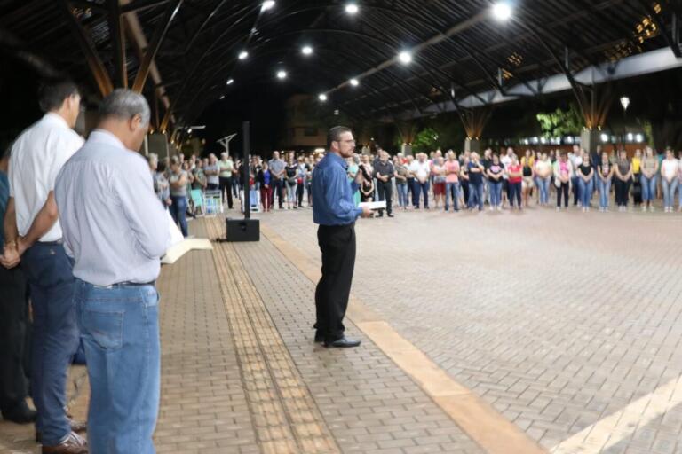 Comunidade de Pato Bragado se reúne em oração aos falecidos no acidente e aos hospitalizados