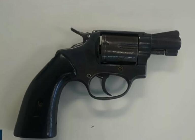 Adolescente de 14 anos é flagrado com arma de fogo em escola da região