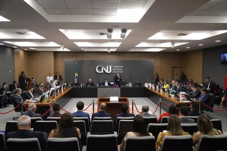 Juíza eleitoral do Paraná é afastada das funções após publicar críticas políticas e ofensas em redes sociais
