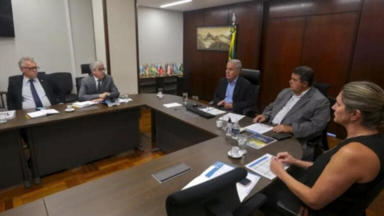 Cooperativas se reúnem com o ministro Marcos Montes e apresentam propostas para o Plano Safra 2022/2023