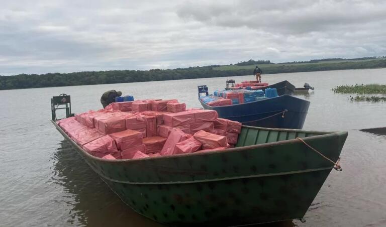 Após tiroteio, polícia apreende quatro embarcações lotadas com cigarros contrabandeados em Mercedes