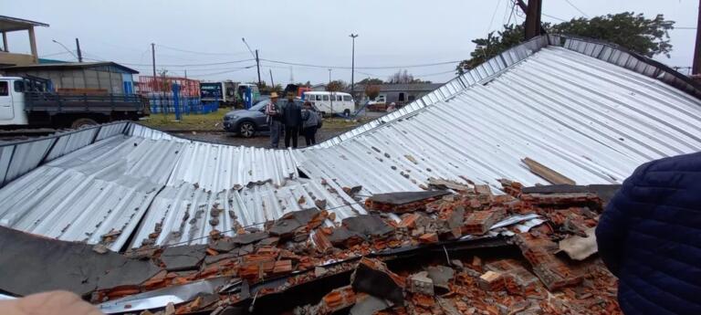 Temporal destelha dezenas de imóveis e deixa 570 alunos sem aula em Reserva do Iguaçu
