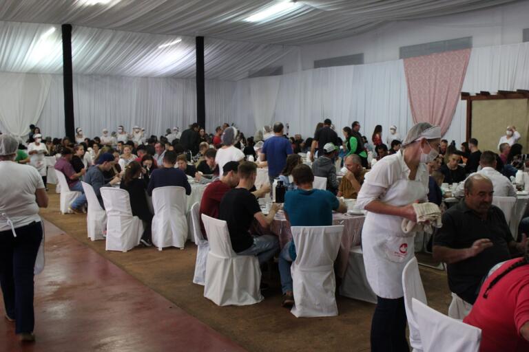 Cerca de duas mil pessoas prestigiam o Café Colonial de Mercedes