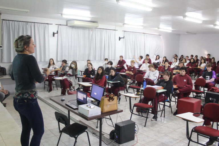 Alunos do Rui Barbosa participam de palestra sobre autoconhecimento e escolha de carreira e profissão
