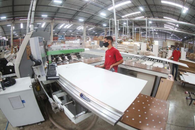 Produção em alta e oportunidades de emprego marcam Dia da Indústria no Paraná