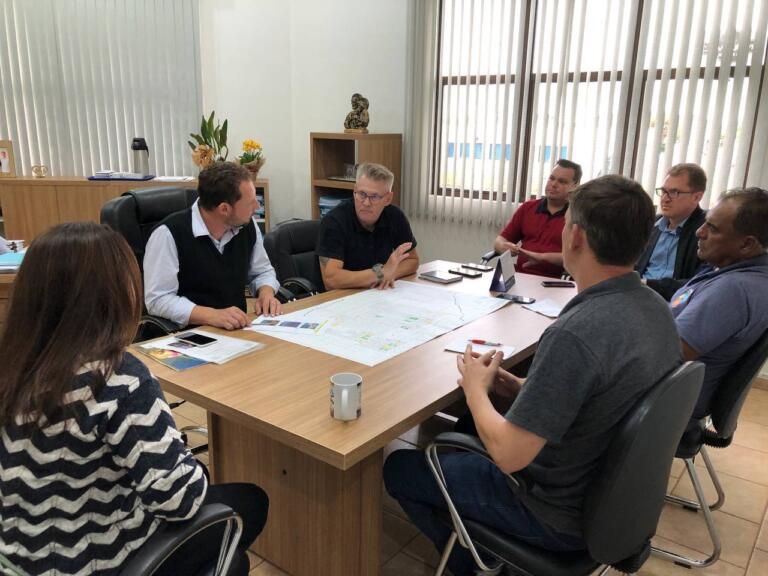 Maripaenses são orientados sobre plantio de árvores na área urbana após vendaval