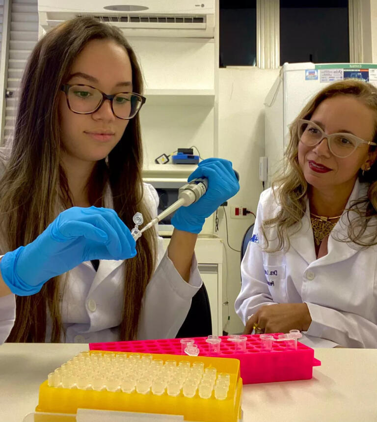 Mãe cientista inspira filha e hoje as duas trabalham juntas em pesquisas: “Referência para mim”
