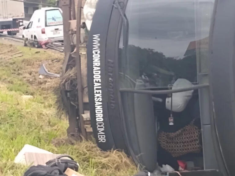‘Barulho de explosão’ foi ouvido por equipe da dupla sertaneja Conrado e Aleksandro antes de ônibus tombar, diz sobrevivente a bombeiros