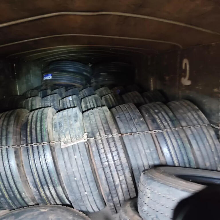 Motorista é preso com mais de 100 pneus contrabandeados escondidos em carreta em Toledo, diz polícia