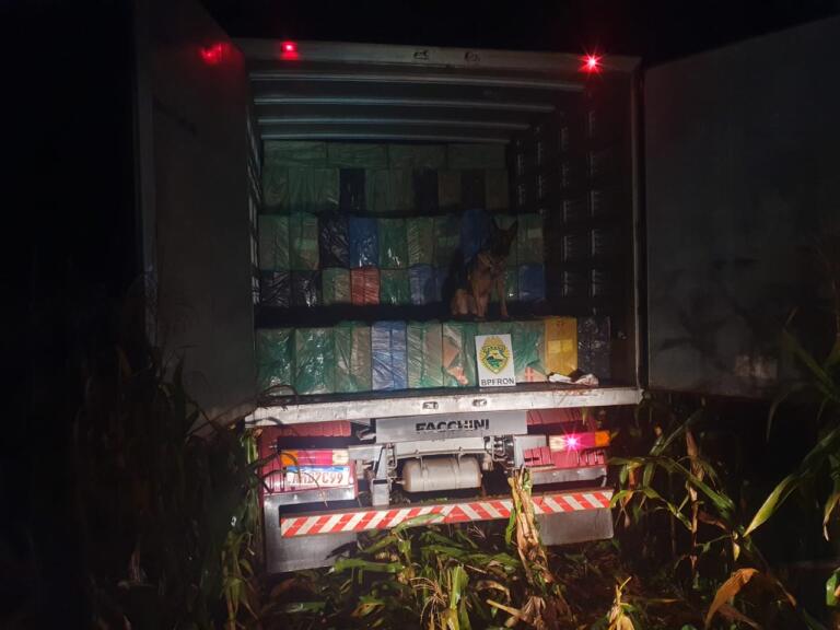 Caminhão carregado com 20 mil pacotes de cigarros contrabandeados é apreendido em Marechal Rondon