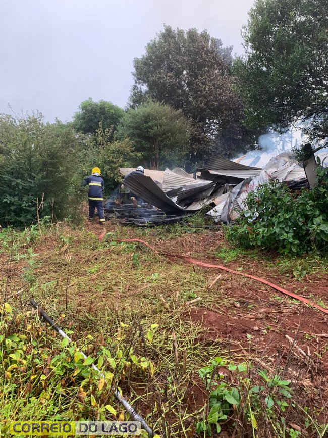 Casa é consumida pelas chamas no interior de Santa Helena