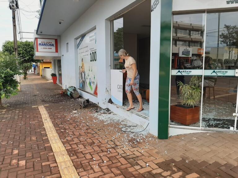 Veículo bate em rotatória, avança calçada e atinge empresa no centro rondonense; veja vídeos e fotos