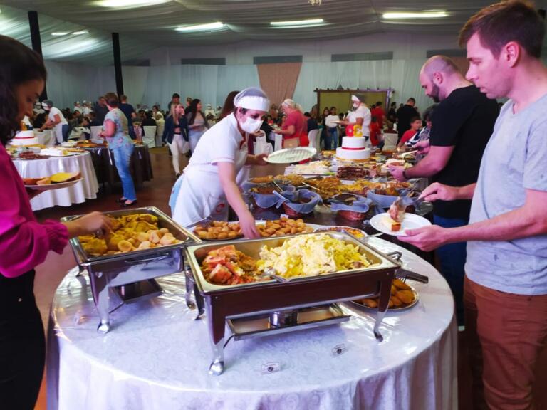 Centenas de pessoas prestigiam 1ª noite do Café Colonial de Mercedes