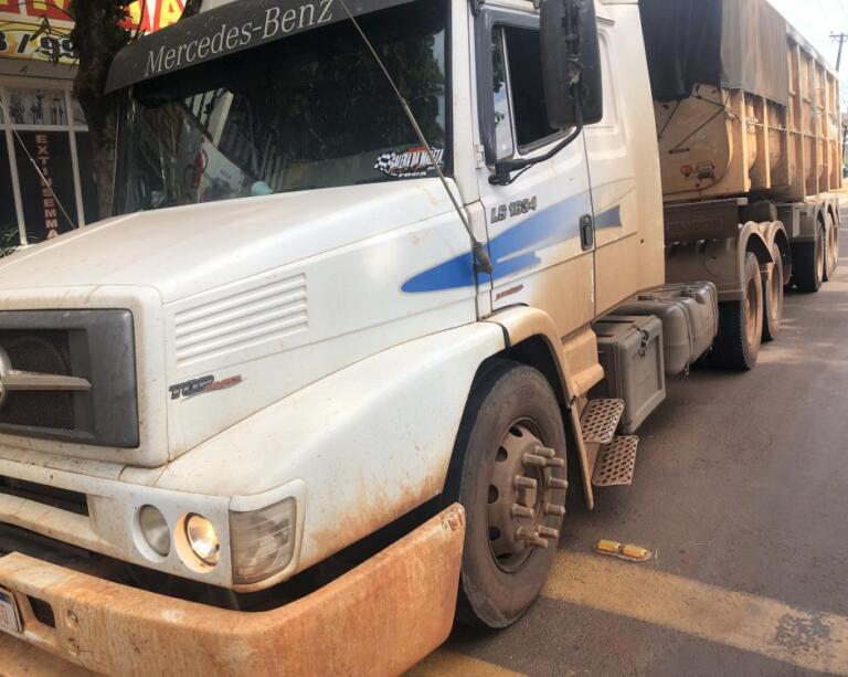 Motorista envolvido em acidente achou que tinha “raspado” em caminhão de suínos, mas não batido em micro-ônibus