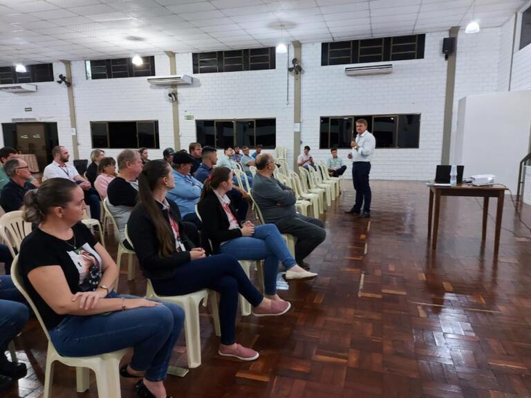 Giro de reuniões do CooperAgri leva informações técnicas à família de associados da Lar Cooperativa