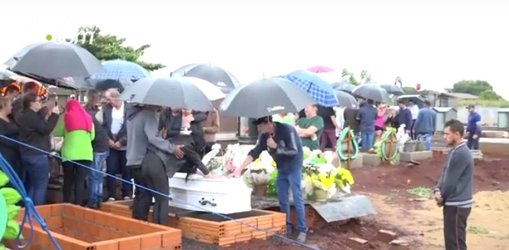 Enterro de bragadenses envolvidos em acidente acontece em clima de muita comoção