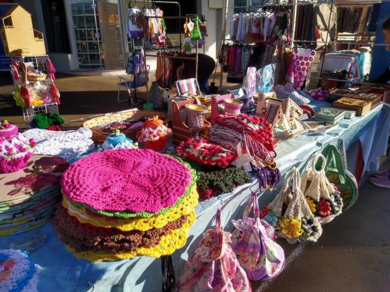 Feira de artesanato acontece até a tarde deste sábado no centro de Marechal Rondon