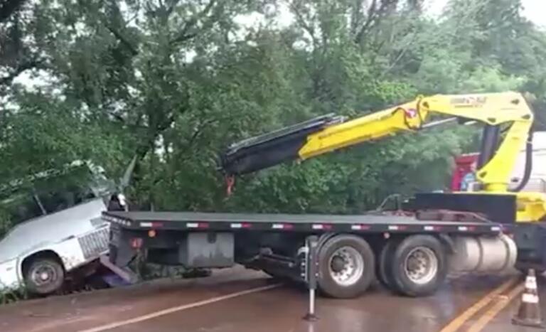 Micro-ônibus da Prefeitura de Pato Bragado é retirado do local do acidente