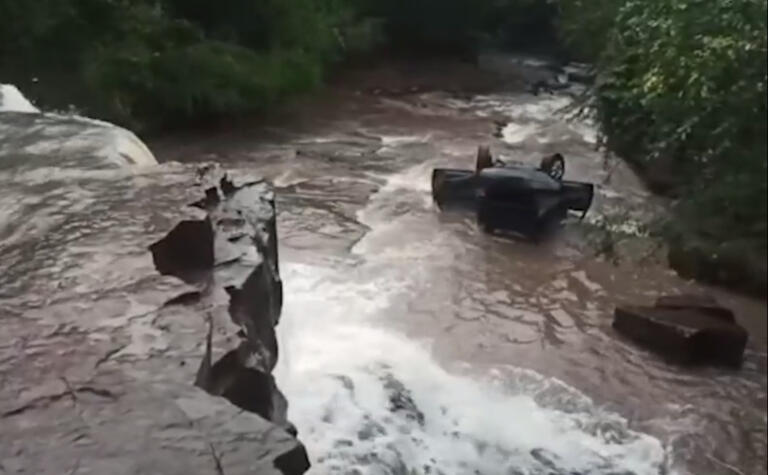 Pai salva filha de seis anos após serem arrastados por correnteza em Toledo