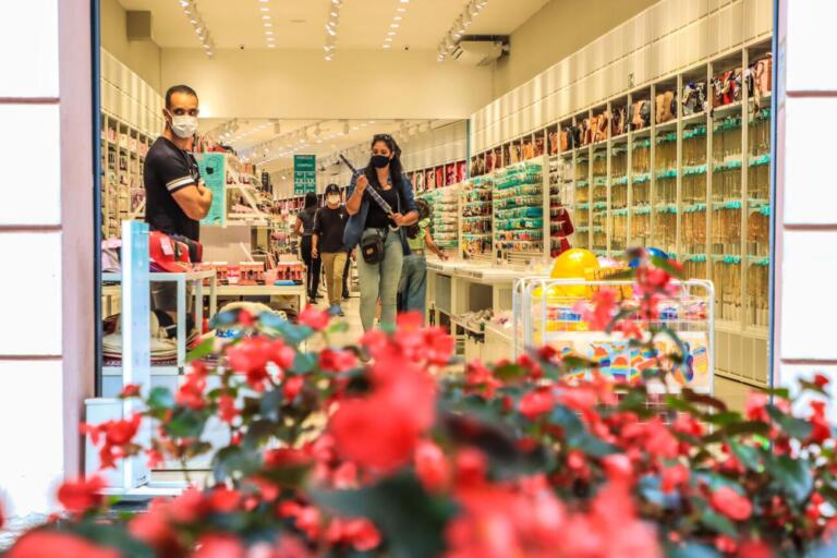 64,6% dos paranaenses irão presentear no Dia dos Namorados