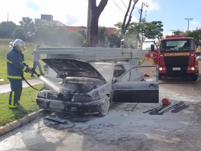 Depois de sofrer pane elétrica, veículo é tomado pelo fogo em Marechal Rondon
