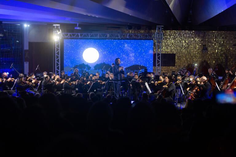 Público vibra com concerto sertanejo da Orquestra Sinfônica na catedral de Cascavel