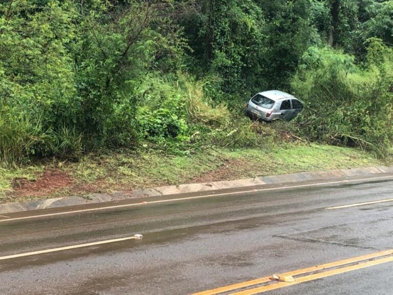 Veículo se envolve em acidente na “Serrinha do Bellé”, cruza pista e sobe barranco