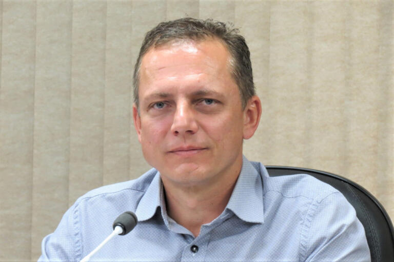 Soldado Sauer solicita instalação de lâmpadas de LED em todas sedes distritais