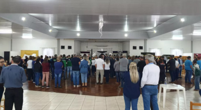 Corpos das vítimas que morreram em acidente com micro-ônibus da prefeitura são velados em Pato Bragado