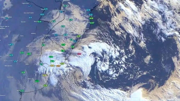 Ciclone subtropical no Sul do país começa a se afastar do litoral, informa Defesa Civil Nacional
