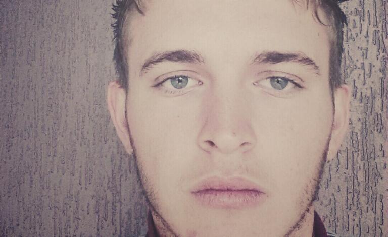 Jovem colide contra caminhão “porcadeiro” e morre no interior de Pato Bragado 